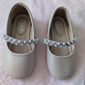 Tip Top Elegant Cream Kids Shoes with Pearl Detailing girls Size 7